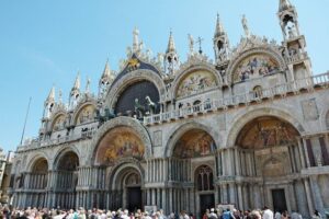 Venice 3,5 hrs tour: Doge's Palace, St Mark's and Hidden Gems - Doge’s Palace: power, paper doors, and the Giant Staircase